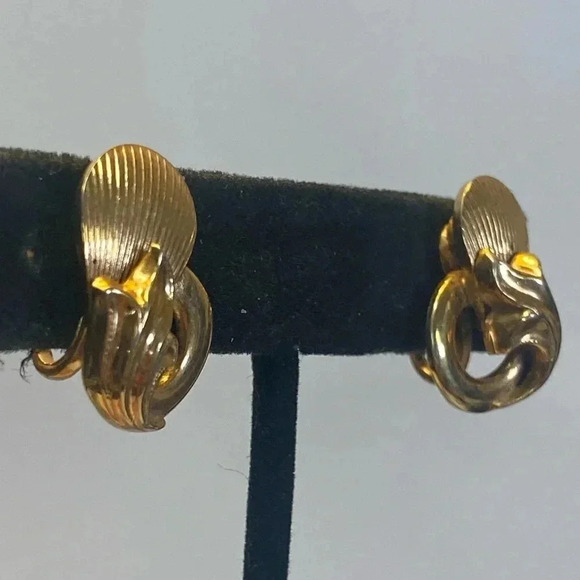 ALICE SCREW BACK EARRINGS IN GOLD - Picture 2 of 10
